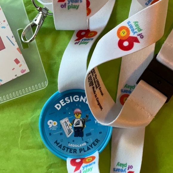 🔵🟡🟣 LEGO LE LANYARD WITH COLLECTABLE POPS 🟣🟡🔵 - Picture 15 of 16